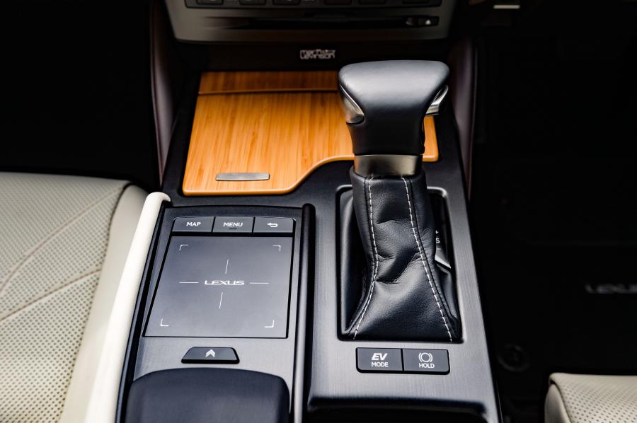 Детали интерьера Lexus ES300h 2018 года  (ZA) (фото 12 из 45)